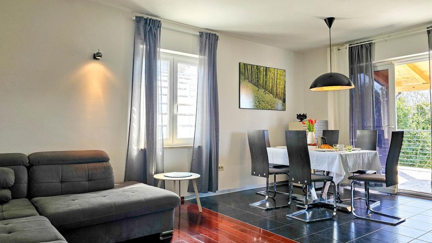 Casa Lutoma Villa Kmeti Kültér fotó